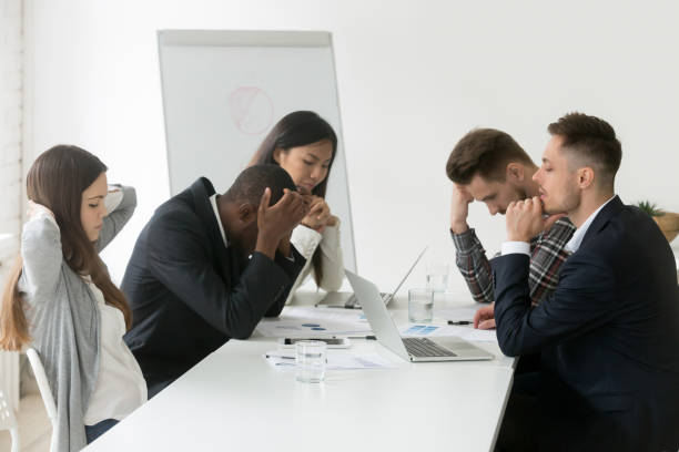 salientou o pensamento de equipe multirracial de solução de problema na reunião de grupo - businesswoman frustration rudeness business - fotografias e filmes do acervo