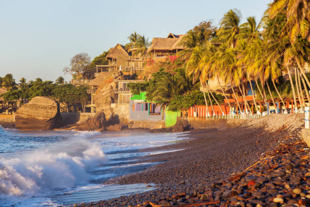 playa el tunco en el salvador. - san salvador fotografías e imágenes de stock