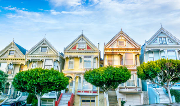 san francisco painted ladies on alamo square - san francisco county san francisco bay area house painted ladies imagens e fotografias de stock