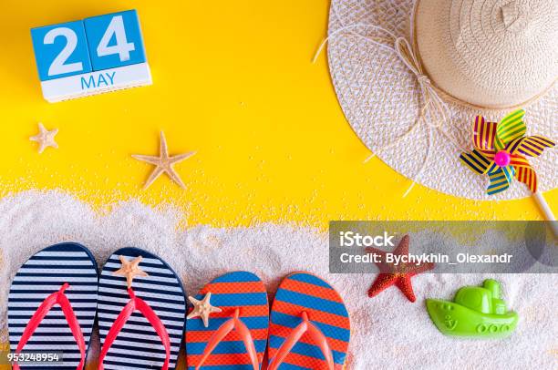 Photo libre de droit de Le 24 Mai Image Du 24 Mai Calendrier Avec Accessoires De Plage Lété Printemps Comme Été Vacances Concept banque d'images et plus d'images libres de droit de Activités de week-end