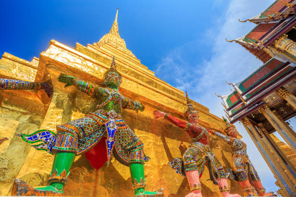 fera responsável em wat phra kaew grand palace de bangcoc  - bangkok thailand demon majestic - fotografias e filmes do acervo