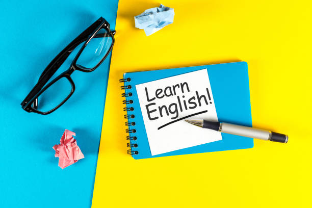 impara l'inglese - nota su sfondo blu e giallo con gli occhiali degli insegnanti - inghilterra ucraina foto e immagini stock