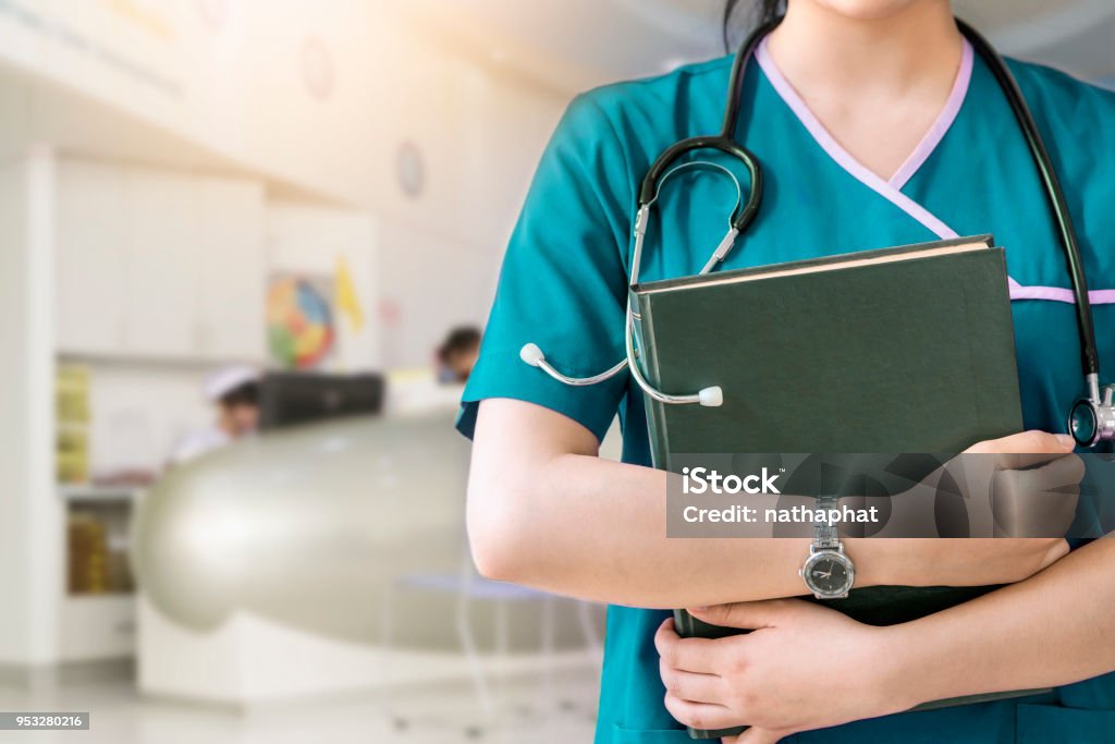 Immagine ritagliata dell'infermiera che tiene il libro verde su sfondo bianco - Foto stock royalty-free di Infermiere