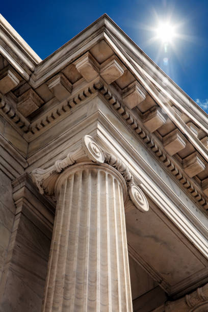 サバンナのダウンタウンで外装政府から意匠柱設計を閉じる - legal system column courthouse law ストックフォトと画像