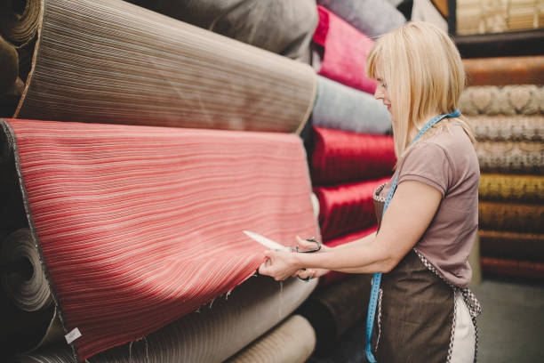 donne che lavorano al magazzino textil - negozio di tessuti foto e immagini stock