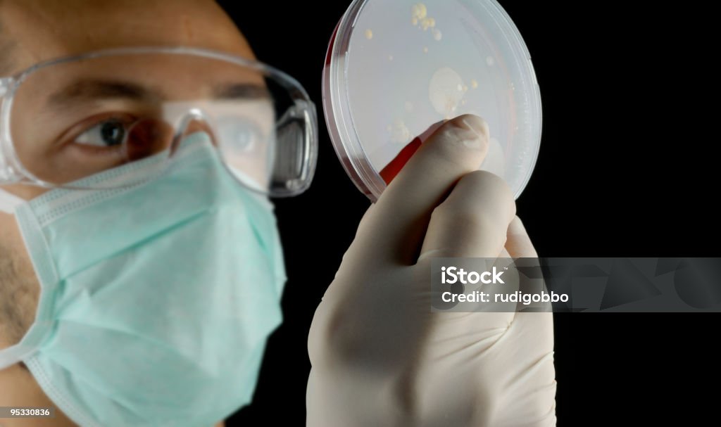 Microbiologo Tenere una piastra di Petri - Foto stock royalty-free di Adulto