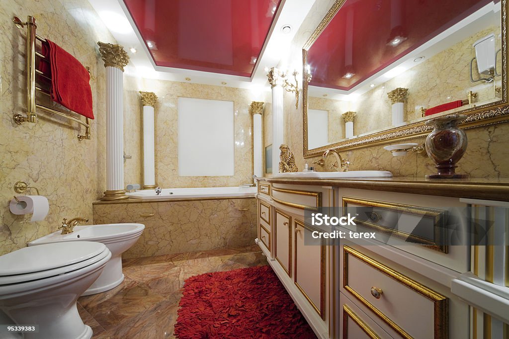 Стильная мраморная ванная комната - Стоковые фото В помещении роялти-фри