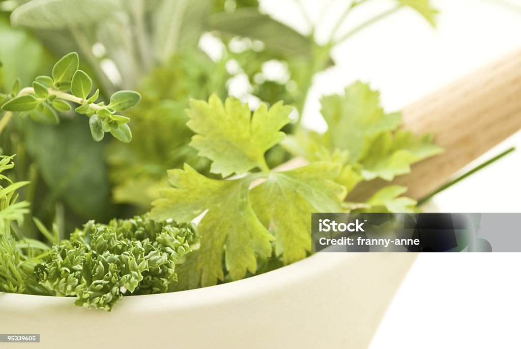 Puoi utilizzare mortaio e pestello con erbe con Lframe primo piano - Foto stock royalty-free di Alimentazione sana