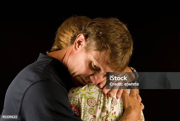 Abrazar Emocional Foto de stock y más banco de imágenes de Hombres - Hombres, Hombro, Llorar