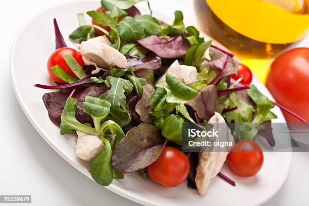 Mix Di Insalata Con Petto Di Pollo E Pomodori Ciliegini - Fotografie stock e altre immagini di Alimentazione sana