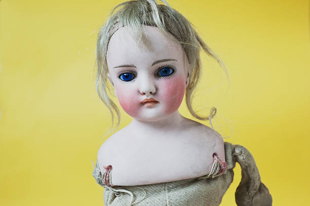 espressivo antico tedesco bisque doll con sparce parrucca. - occhio di vetro foto e immagini stock