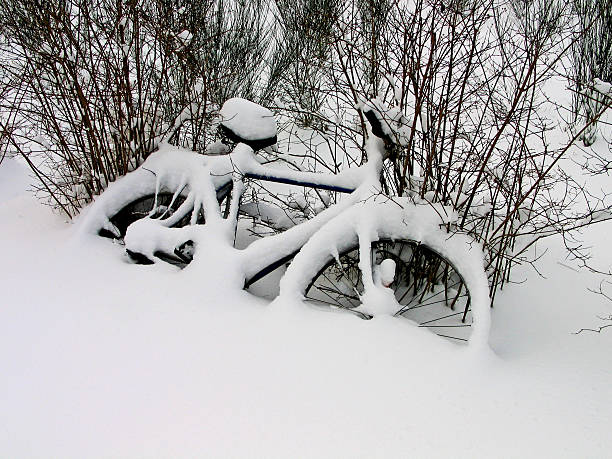 istock Bicycles in the snow - Christmas time 95339766