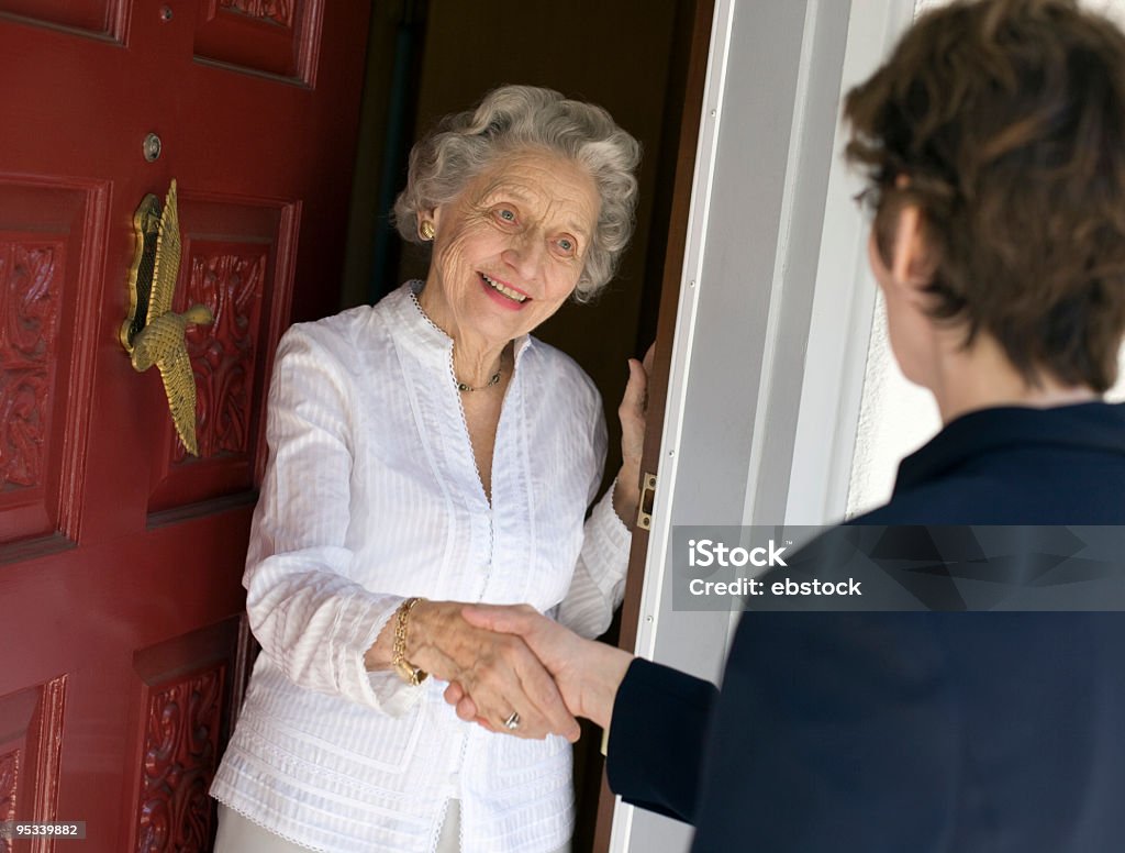 Femme âgée amicale Poignée de main - Photo de Voisin libre de droits