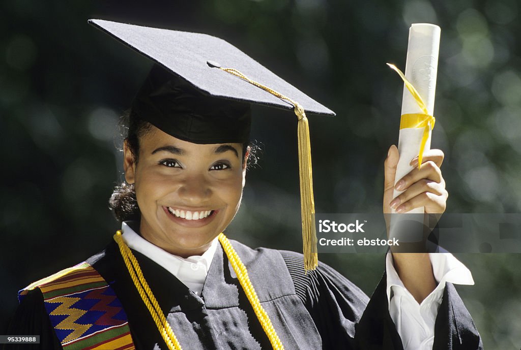 Giovane donna laureandosi - Foto stock royalty-free di Colore nero
