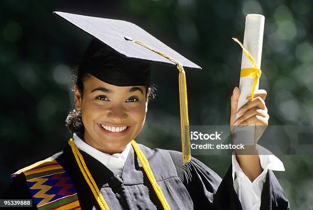 Giovane Donna Laureandosi - Fotografie stock e altre immagini di Colore nero - Colore nero, Popolo di discendenza africana, Studente universitario