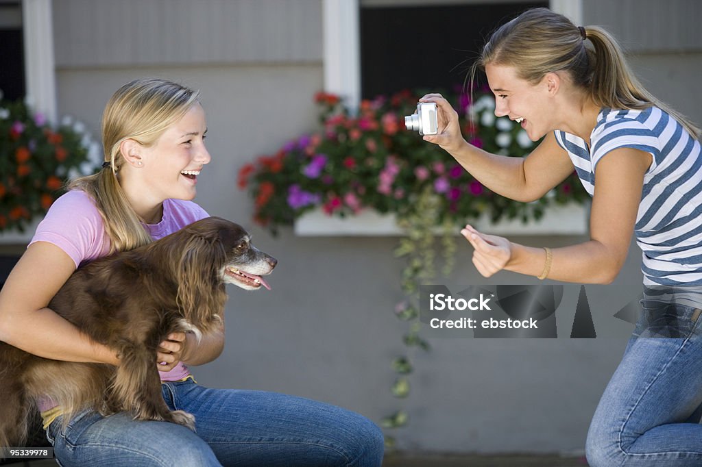 代と彼女の犬のポーズ写真 - イヌ科のロイヤリティフリーストックフォト