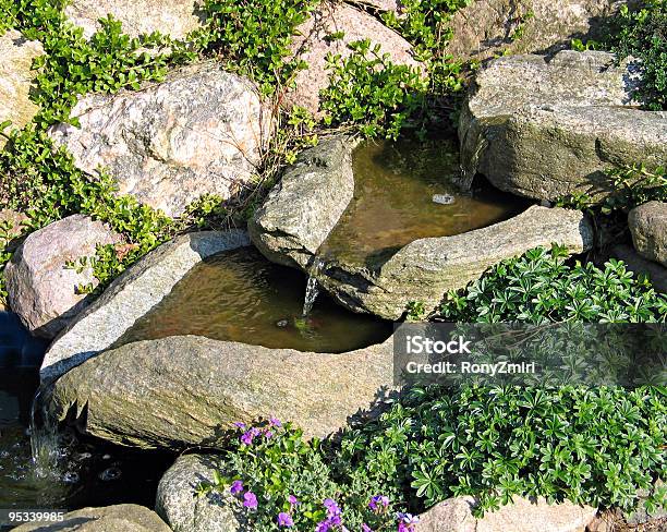 Foto de Linda Casa Cascata No Jardim e mais fotos de stock de Ajardinado - Ajardinado, Beleza natural - Natureza, Caindo