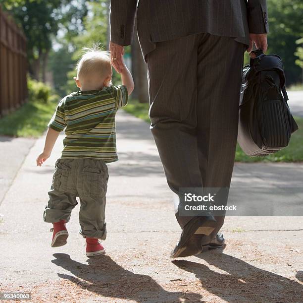 Foto de Pai Com O Filho De Trabalho Curta e mais fotos de stock de Pai - Pai, Carinhoso, Terno