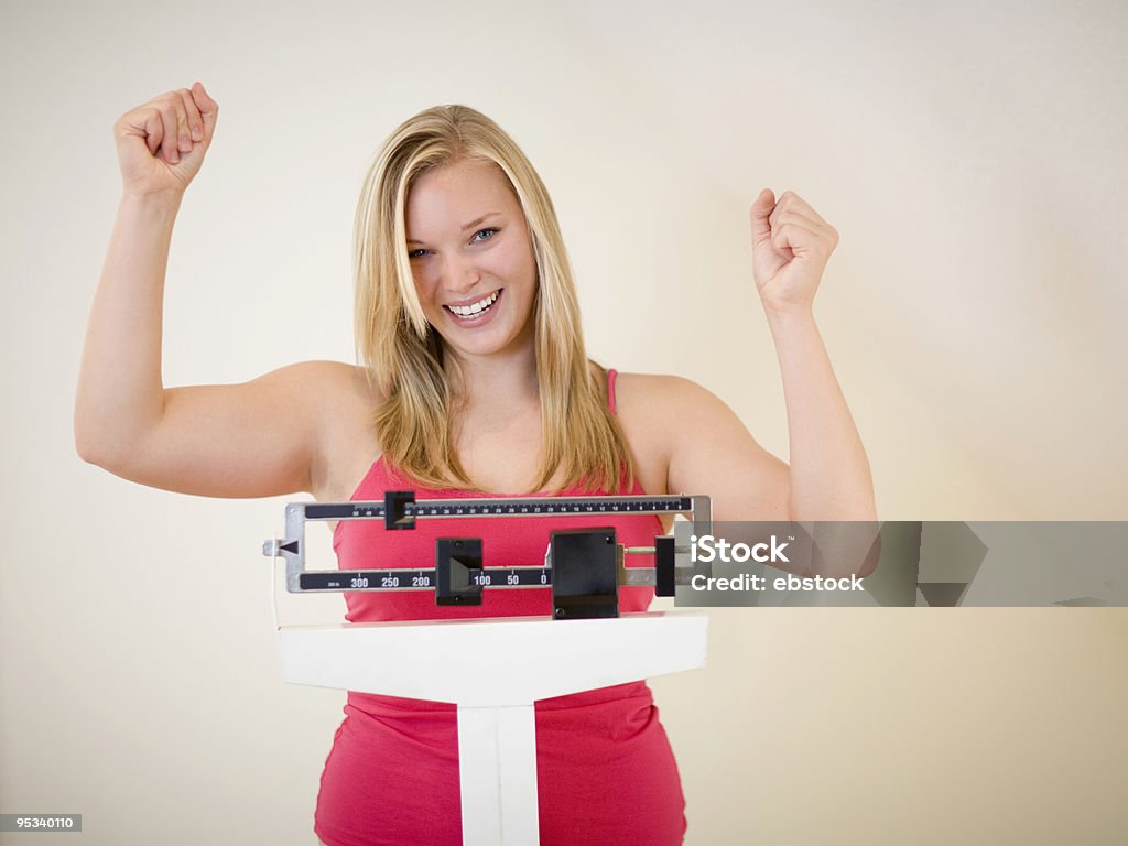 Mulher feliz na balança - Royalty-free Fazer Dieta Foto de stock