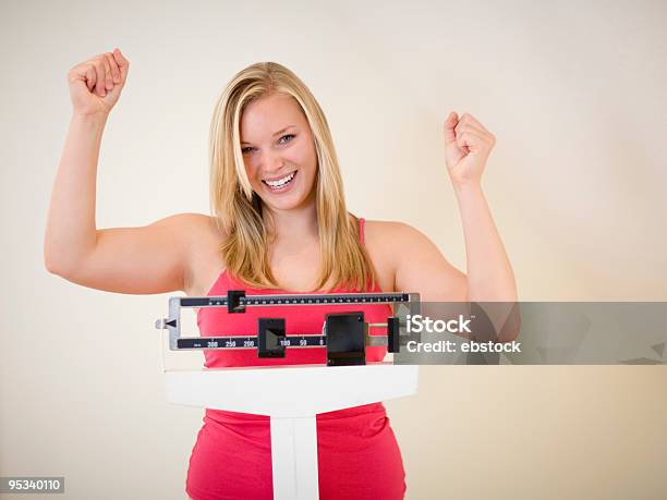 Mulher Feliz Na Balança - Fotografias de stock e mais imagens de Fazer Dieta - Fazer Dieta, Mulheres, Felicidade