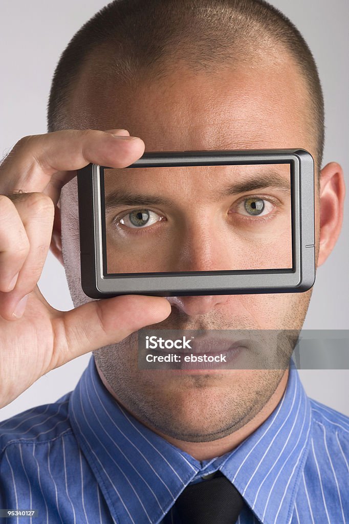 Homem a segurar visor do dispositivo - Royalty-free Comunicação Foto de stock