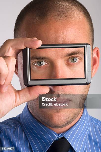 Homem A Segurar Visor Do Dispositivo - Fotografias de stock e mais imagens de Comunicação - Comunicação, De aparência caucasiana, Ecrã de dispositivo