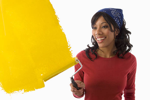 mulher de preto pintar paredes - house painter paint roller yellow painting imagens e fotografias de stock