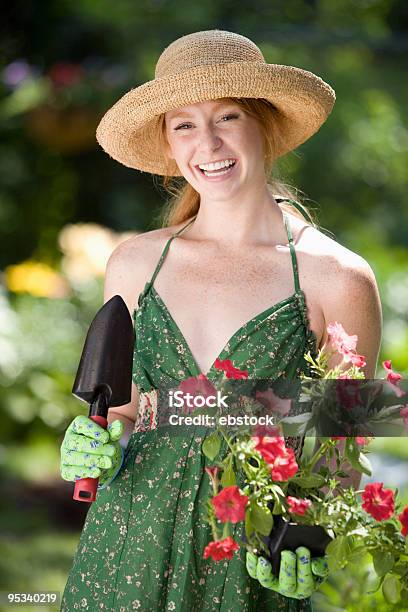 Foto de Mulher Plantação De Flores No Jardim e mais fotos de stock de Adulto - Adulto, Atividade Recreativa, Cabelo Ruivo