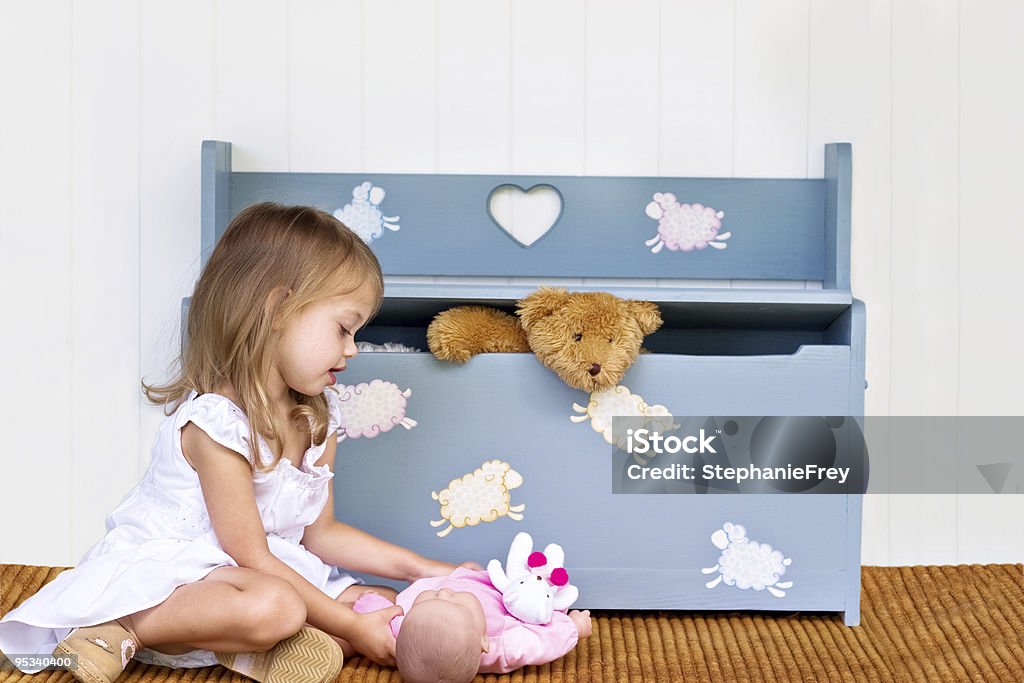 Criança com Carrinho de caixa e brinquedos. - Royalty-free Brinquedo Foto de stock