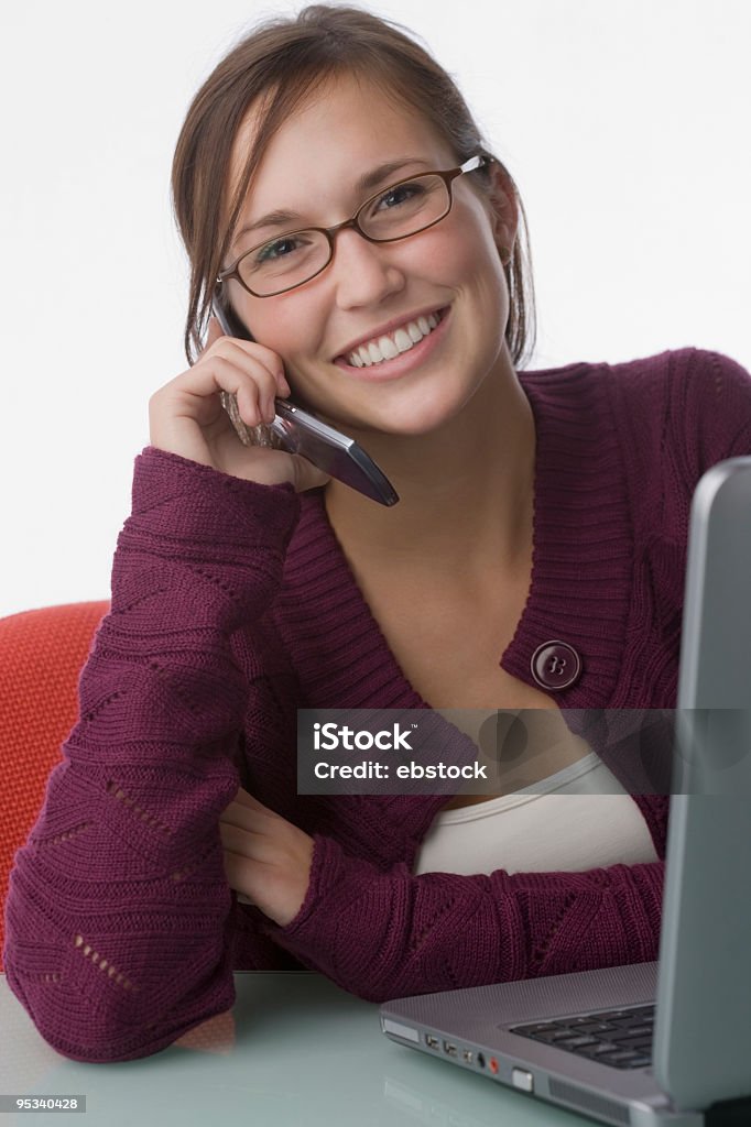 Junge Frau am Handy und laptop, - Lizenzfrei Am Telefon Stock-Foto