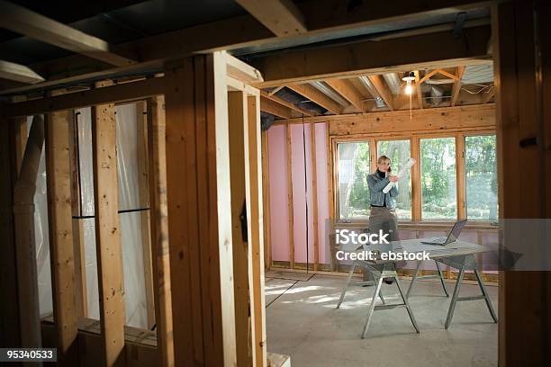 Photo libre de droit de Femme Travaillant Au Chantier De Construction banque d'images et plus d'images libres de droit de Adulte - Adulte, Architecte, Chantier de construction