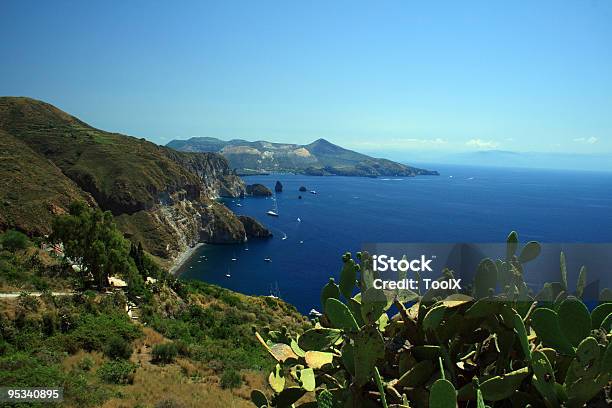 Vista Di Lipariquattrocchi - Fotografie stock e altre immagini di Isola di Lipari - Isola di Lipari, Ebete, Ambientazione esterna