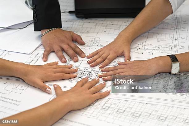 Human Manos Sobre Una Mesa Foto de stock y más banco de imágenes de Dibujo - Dibujo, Manos juntas, Mesa - Mueble