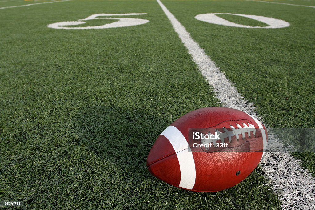 Football americano vicino alla Linea delle cinquanta yarde - Foto stock royalty-free di Football americano