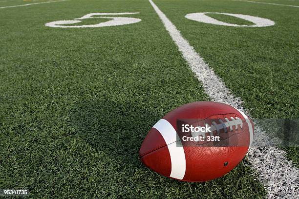 Football Americano Vicino Alla Linea Delle Cinquanta Yarde - Fotografie stock e altre immagini di Football americano