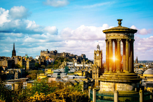 skyline édimbourg vue depuis le monument de calton hill, edimbourg dugald stewart avec le château d’édimbourg - edinburgh scotland castle skyline photos et images de collection