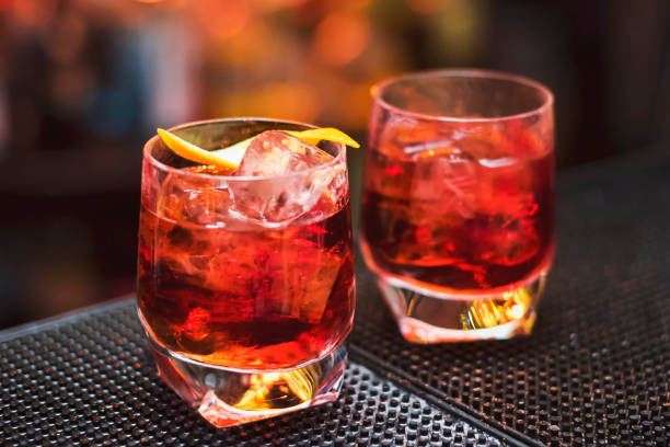 clásico cóctel negroni en la barra de tabla - aperitivo bebida alcohólica fotografías e imágenes de stock