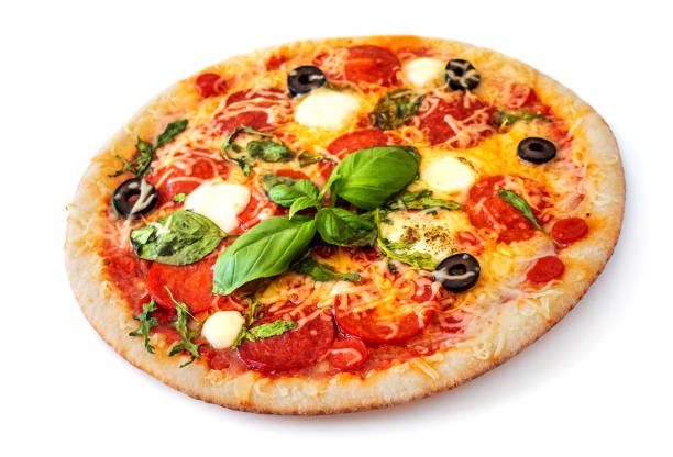 白い背景に隔離ホットペパロニピザ。モッツァレラチーズ、バジルの葉とトマトソースのピザ、トップビュー"n - foods and drinks isolated on white basil cooked ストックフォトと画像