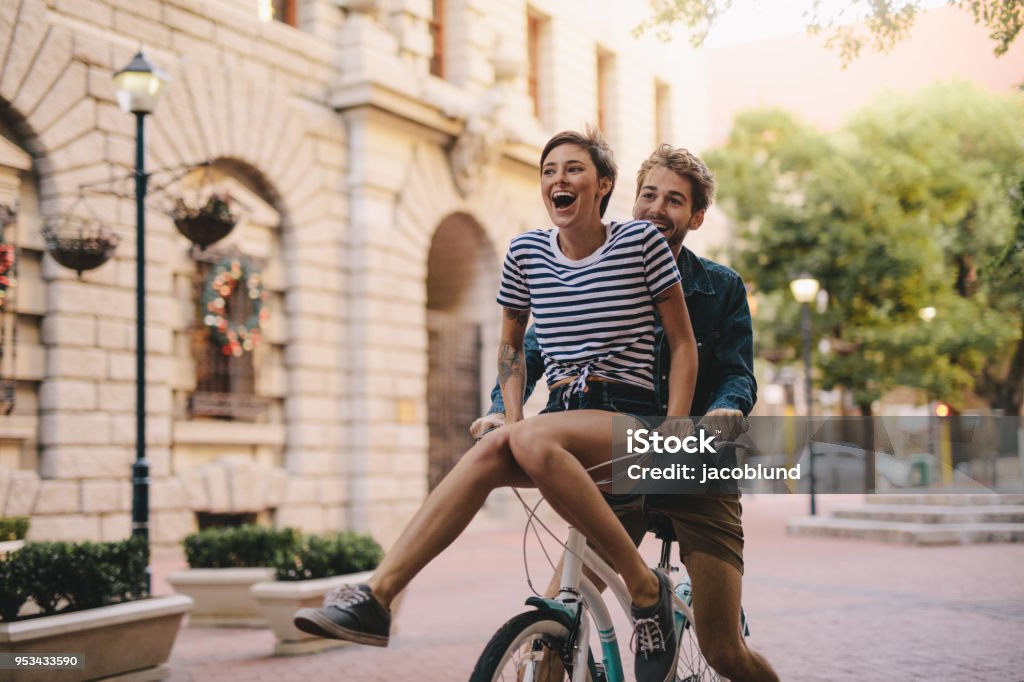 커플 자전거를 즐기는 도시에 타고 - 로열티 프리 커플 스톡 사진