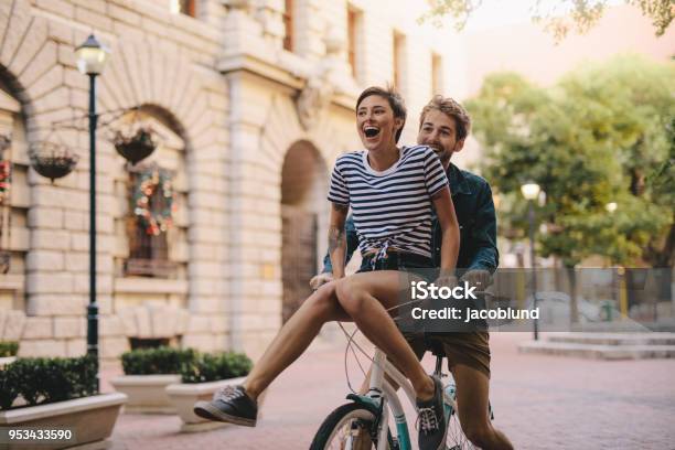 커플 자전거를 즐기는 도시에 타고 커플에 대한 스톡 사진 및 기타 이미지 - 커플, 자전거 타기, 우정