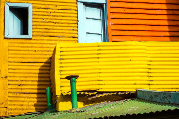 détail de l’une des maisons colorées de la boca - argentina buenos aires door la boca photos et images de collection