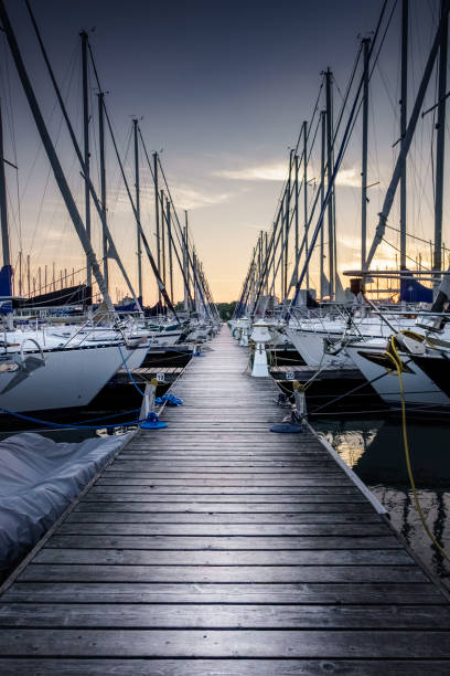 zacumowane łodzie - marina nautical vessel sailboat harbor zdjęcia i obrazy z banku zdjęć