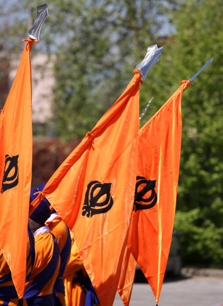 molte bandiere sikh arancioni con simbolo khanda - khanda foto e immagini stock