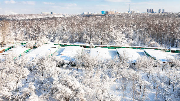 果樹園と冬の公園モスクワ都市景観 - snow horizon winter shed ストックフォトと画像