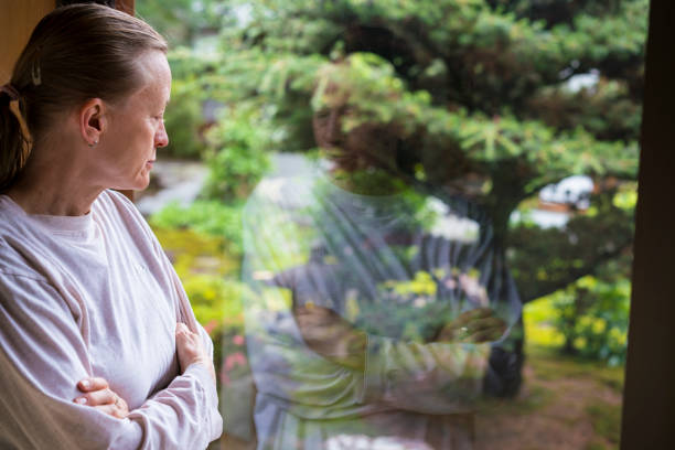 kobieta i ogród zen świątyni chion-ji w kioto, japonia - zen like women temple meditating zdjęcia i obrazy z banku zdjęć