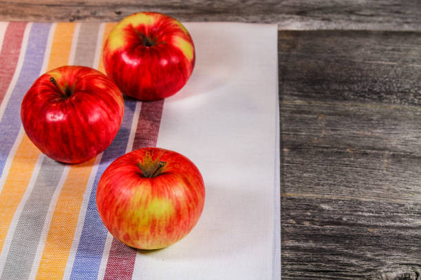 jabłka na drewnianym stole - doily freshness raw sweet food zdjęcia i obrazy z banku zdjęć