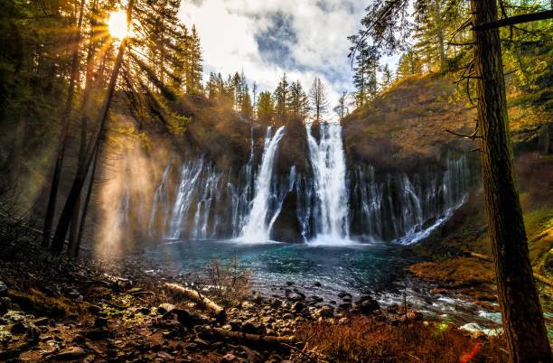 lever du soleil sur burney falls - burney photos et images de collection