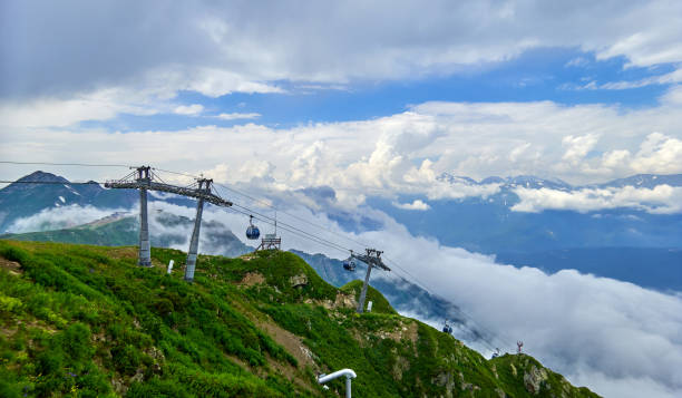 camino del teleférico de niebla en rosa khutor en sochi - overhead cable car summer ski lift scenics fotografías e imágenes de stock