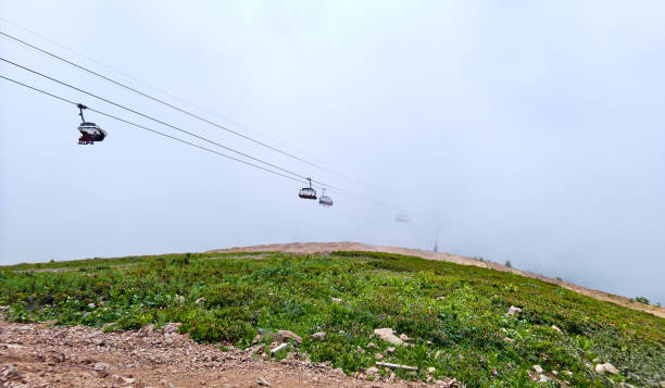 camino del teleférico de niebla en rosa khutor en sochi - overhead cable car summer ski lift scenics fotografías e imágenes de stock