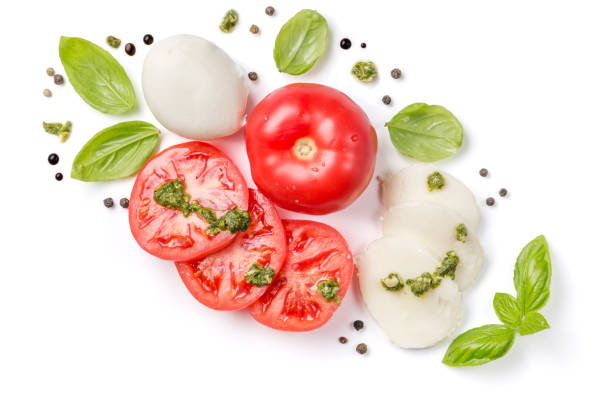 concepto de cocina italiana - ingredientes de ensalada caprese aislados en blanco - caprese salad fotos fotografías e imágenes de stock